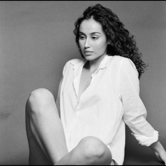 Meet your Posher, Nilou - Picture 1 of 1